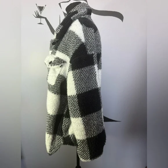 Cozy Black and White Plaid Teddy Jacket. PTP 25 - Picture 4 of 6